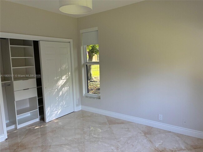 Building Photo - 384 Coconut Cir