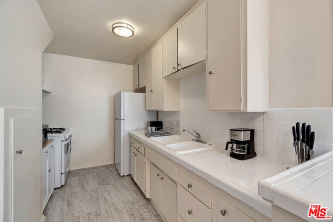 Building Photo - 4035 Inglewood Blvd