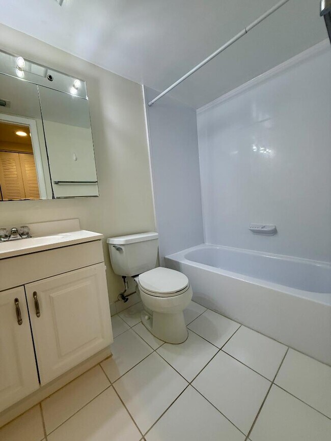 Building Photo - 775 N Village Dr