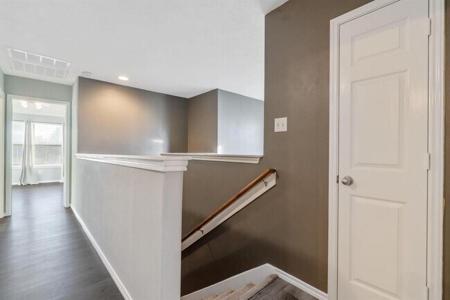 Building Photo - 17139 Oakwood Chase Dr