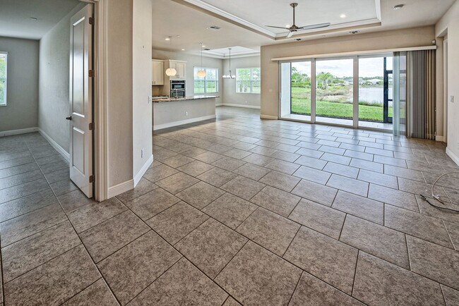 Building Photo - 2/2+Den Coach Home Available Annually!