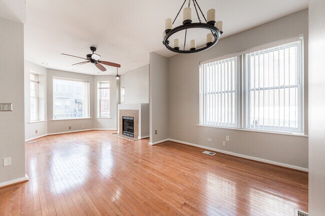 Building Photo - 2916 W Warren Blvd