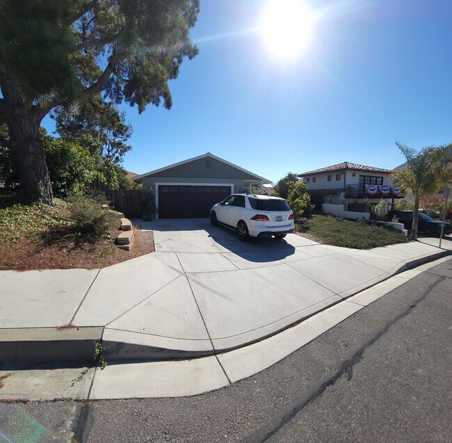 Building Photo - Immaculate 5 Bedroom 3 bath home with beautiful hill views!