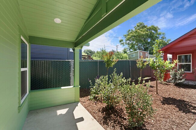 Building Photo - Beautiful 2 bedroom 1 Bathroom for rent in North Oak Park! Close to UC Davis and McGeorge Law