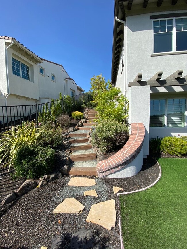 Building Photo - Wilder, Orinda!!!  4 Bed, 4.5 Bath, apx 3,380 Sq Ft.