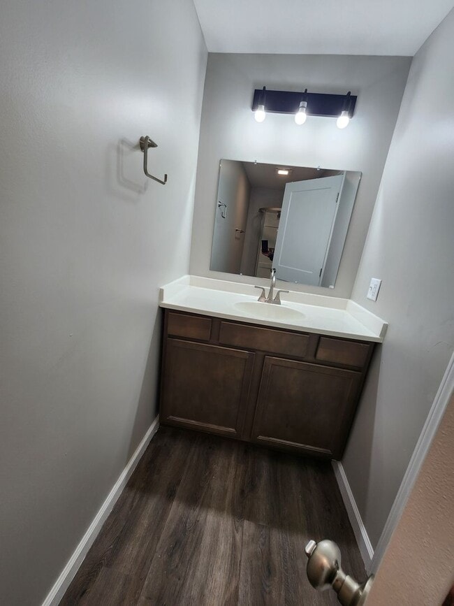 Building Photo - Beautiful 4 bedroom 2 bathroom home with g...