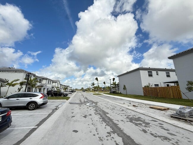 Building Photo - 234 SE 10th St