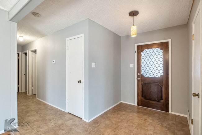 Building Photo - Cul-de-Sac 3/2/2; NEW INTERIOR PAINT DEC 2025; NEW CARPET DEC 2025!