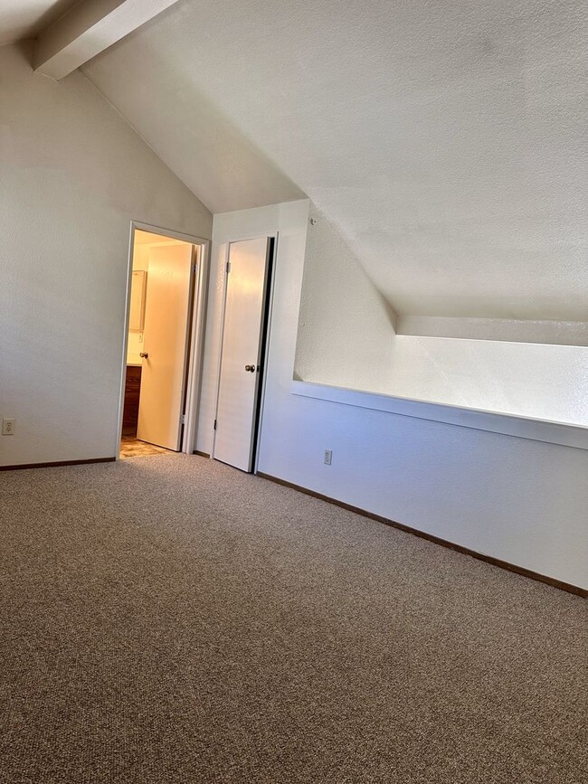 Building Photo - 2 Bedroom, 2 Bath Condo