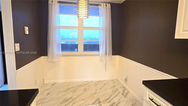 Building Photo - 250 Jacaranda Dr