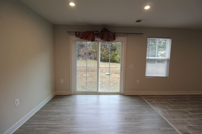 Building Photo - 105 S Peak Dr