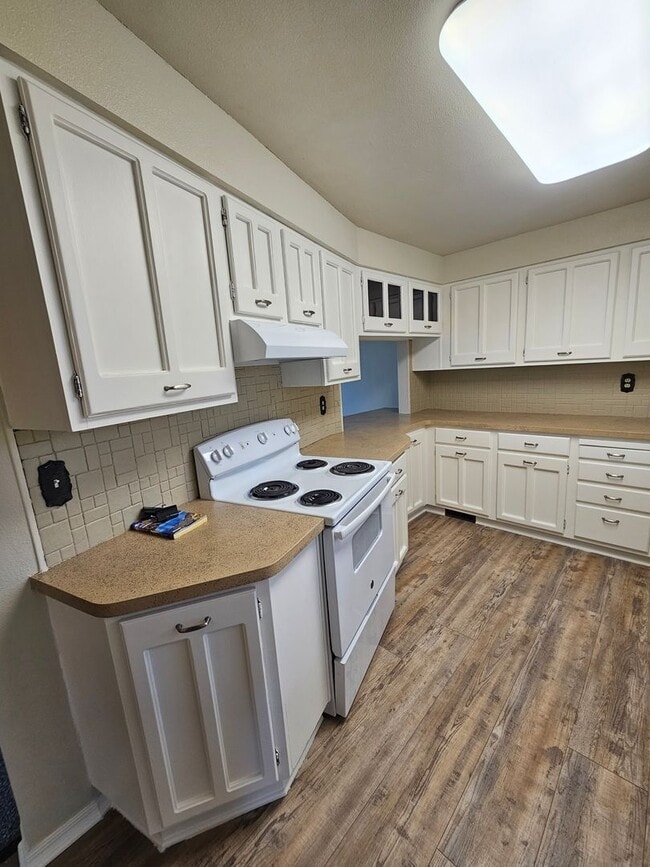 Building Photo - 3 Bedroom home in desirable neighborhood!