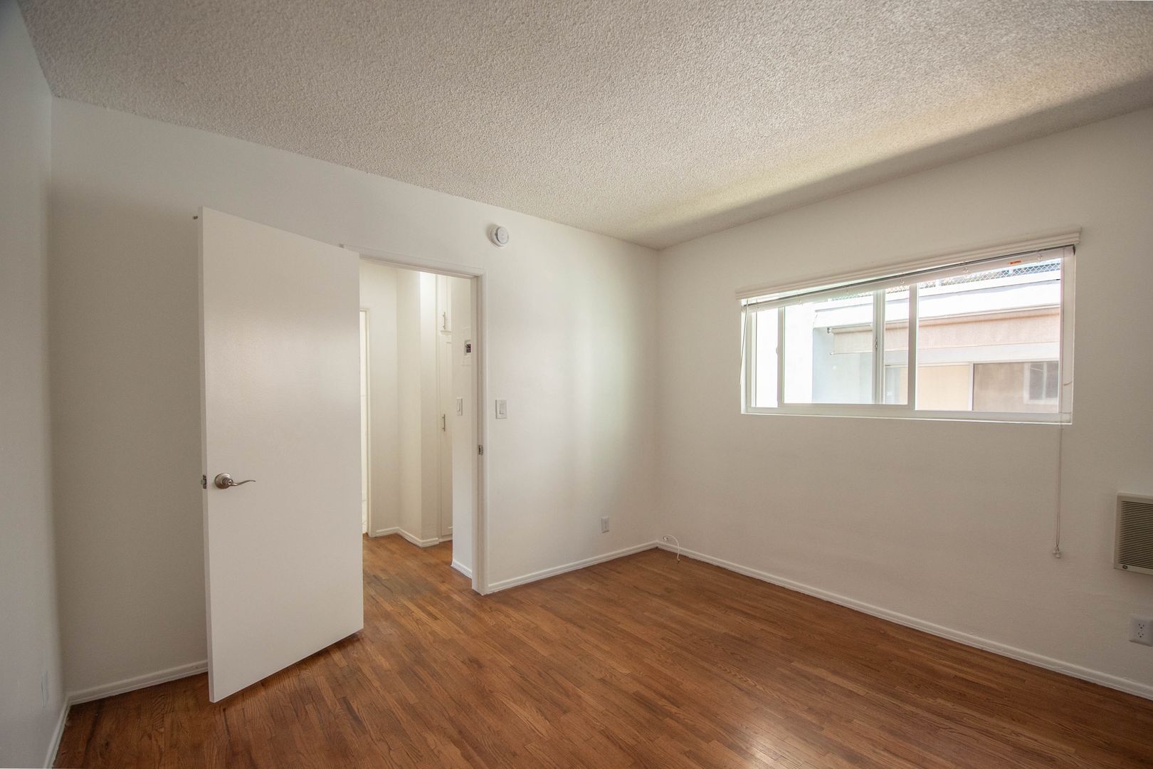 Building Photo - 15033 Burbank Blvd