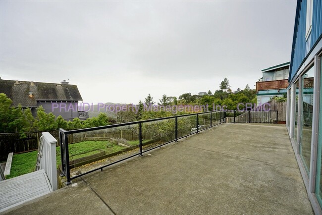 Building Photo - Mt. Tam View Home with Hardwood Floors and...