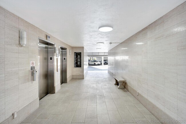Building Photo - 301 Lake Shore Dr