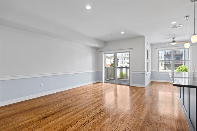 Building Photo - 774 E 3rd St