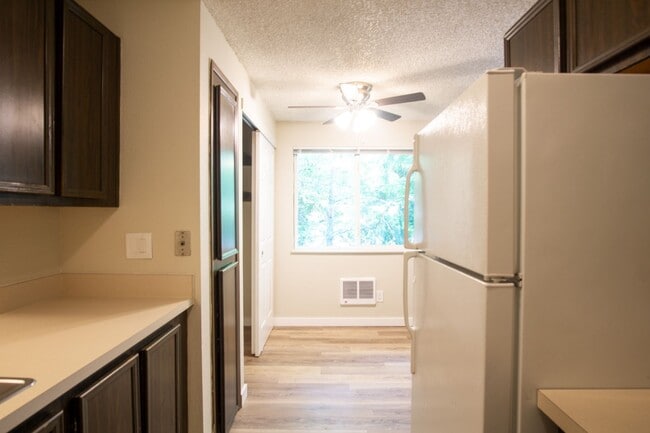 Building Photo - Top Floor 2-Bed in Multnomah Village Ready Late December