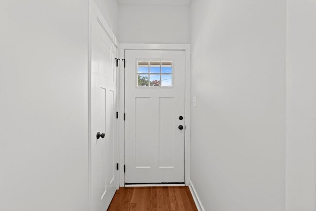 Building Photo - Modern 3 Bedroom home inside Downtown Raleigh, Fenced-in Backyard, Updated Kitchen, Pet Friendly!