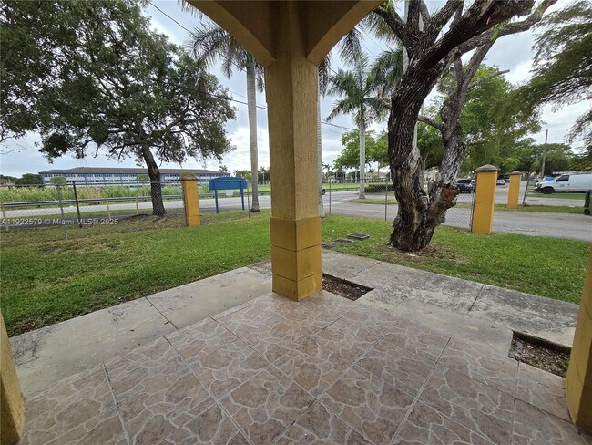 Building Photo - 15 NE 13th Ave