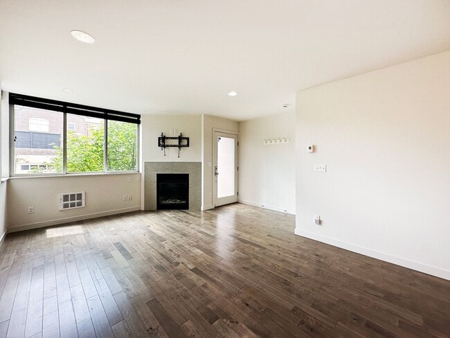 Building Photo - 3bd/2ba Seattle Townhome