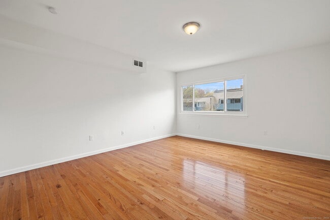 Building Photo - 1153 Stratfield Rd