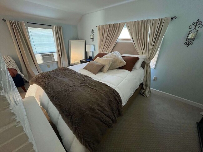 Building Photo - 220 Narragansett Ave