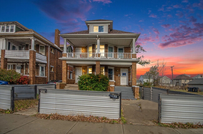 Building Photo - 593 Hague St