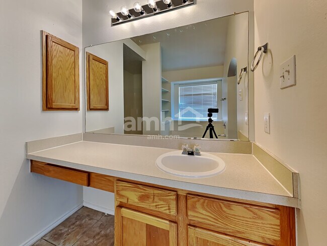 Building Photo - 728 Raven Dr