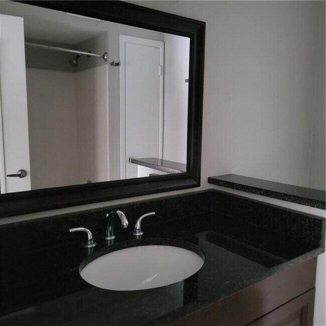 Building Photo - 62 Rumson Ct