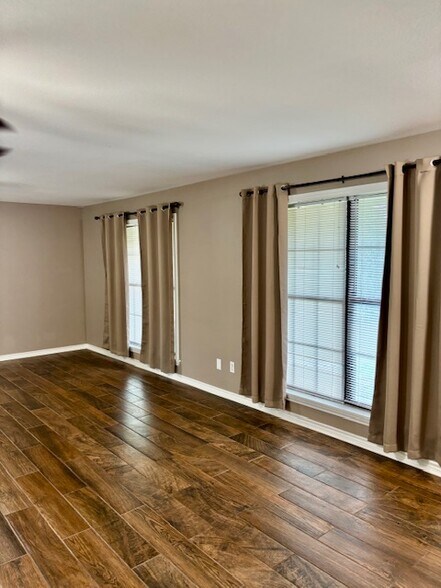 living room - 118 Susan St