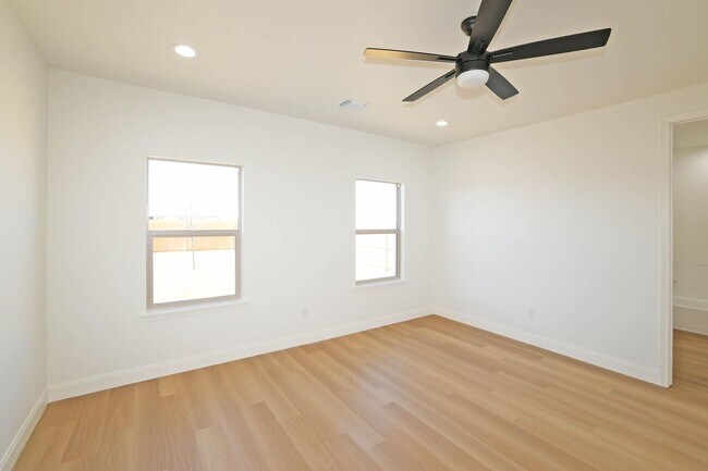 Building Photo - 10424 Tierra Santa