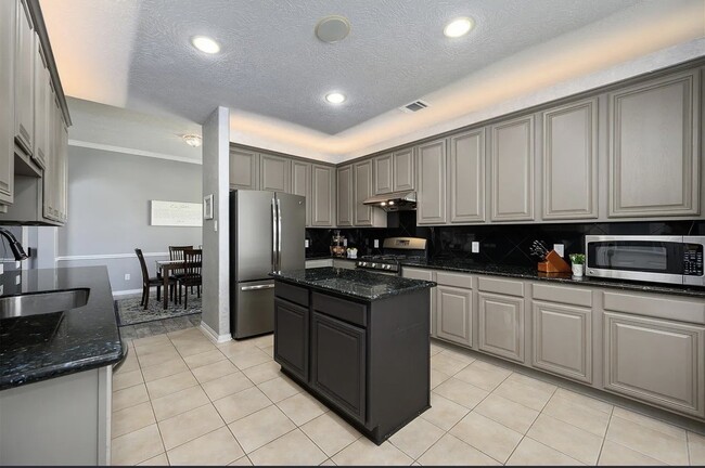 Building Photo - 814 N Elder Grove Dr