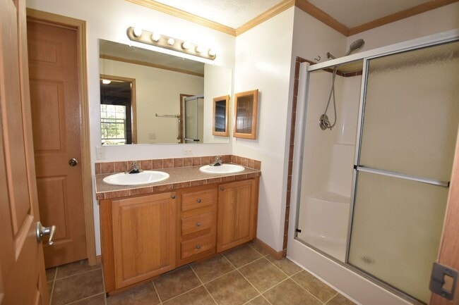 Building Photo - Country Home Available in Greenfield