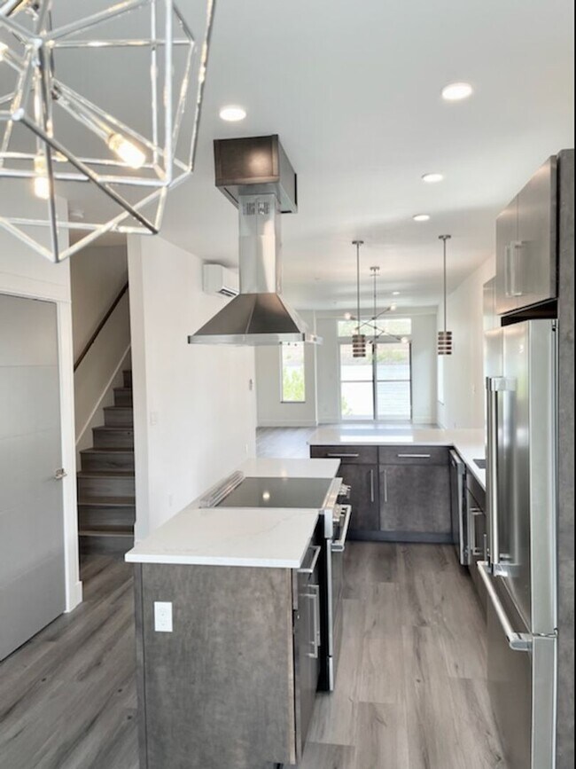 Building Photo - Luxury Rental With A River View