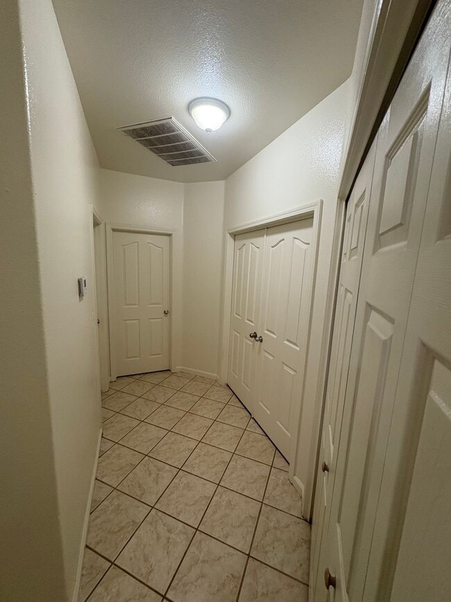 Building Photo - Gorgeous 4 Bedroom in NW Visalia!