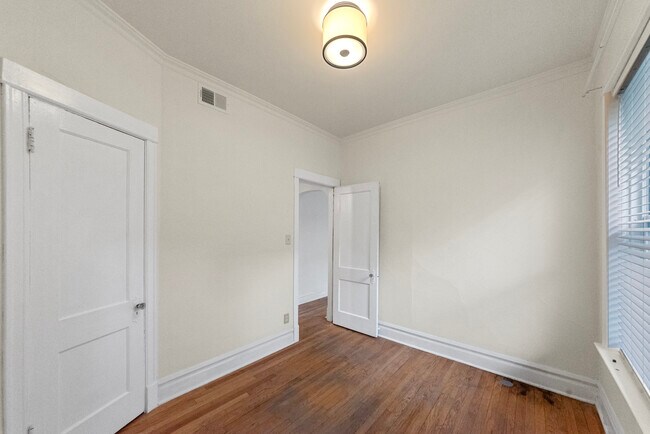 Building Photo - 1353 West Catalpa-1