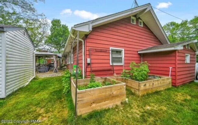 Building Photo - 400 Hemlock Dr