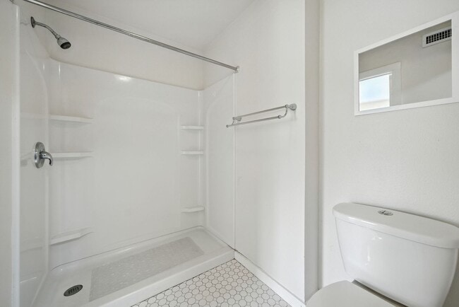 Building Photo - UT PRE-LEASE: 5 bed / 3 bath Remodeled Wes...