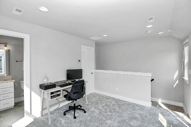 Building Photo - End Unit in SOUTH END
