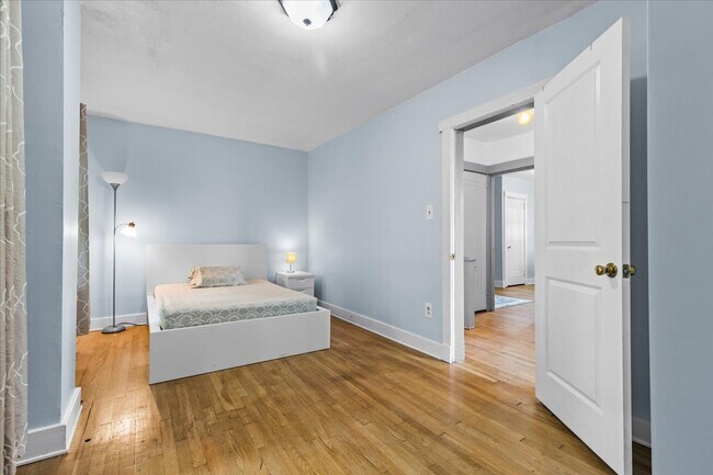 Building Photo - 776 Montclair St