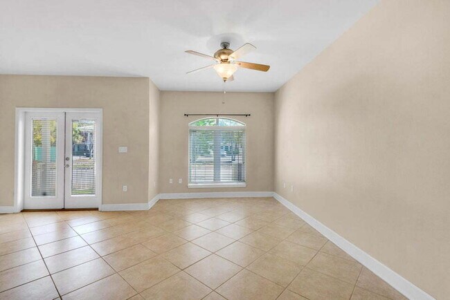 Building Photo - "Spacious 2-Bed Townhouse in Fort Walton Beach"