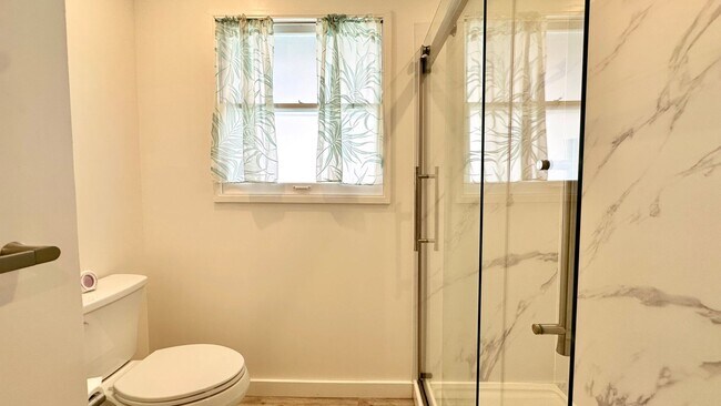 Building Photo - 2340 University Ave