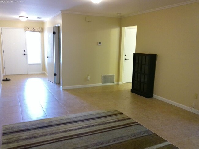 Building Photo - 726 Almond Dr