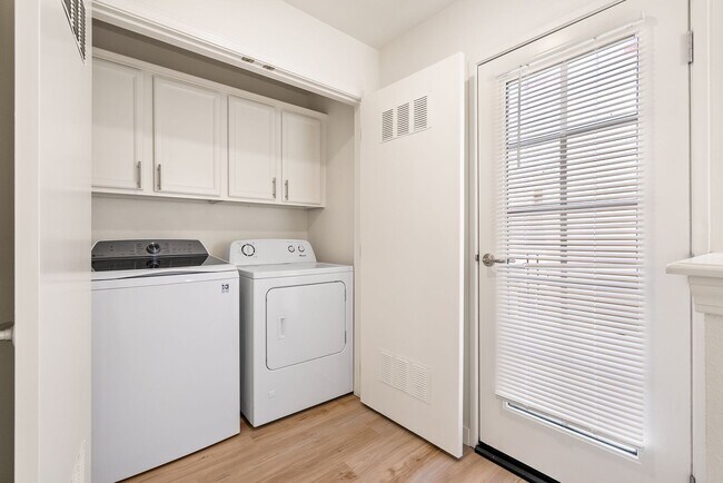 Building Photo - 2 Bedroom 1.5 Bath townhouse with private balcony and 2 car garage