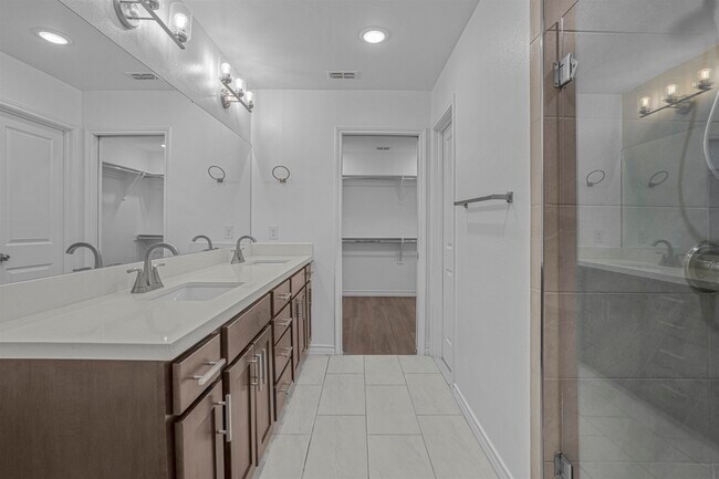 Building Photo - 9916 Bijan Dr