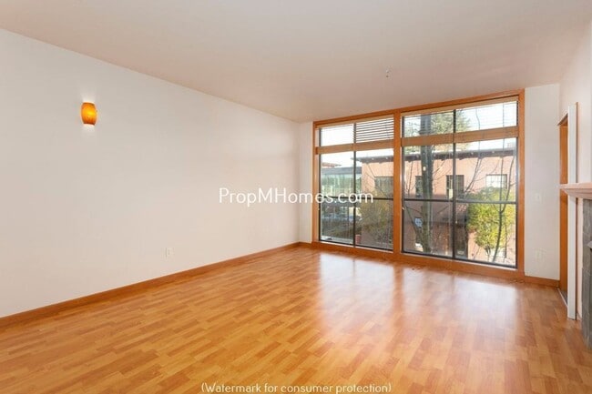 Building Photo - Light Filled One Bedroom Condo In Gresham!