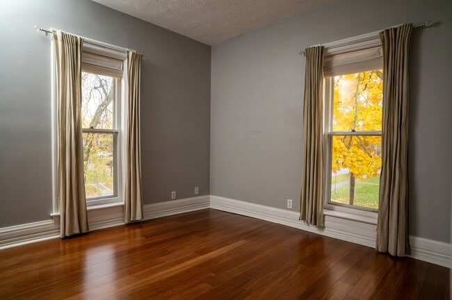 Building Photo - 422 S Michigan Ave