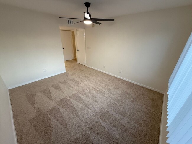 Building Photo - RENOVATED 2BD/2BA NEAR STRIP!