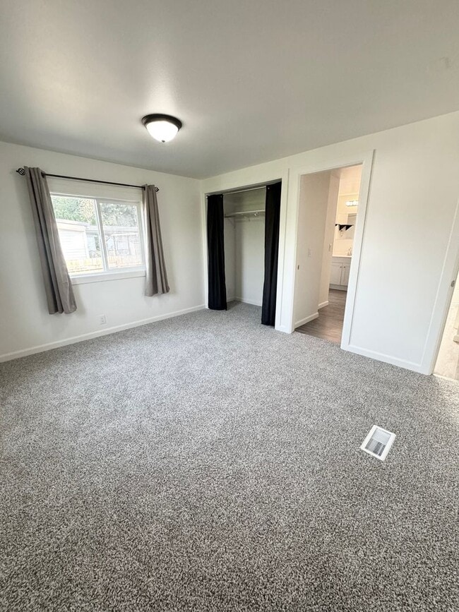 Building Photo - 3 Bedroom 2 Bathroom for Rent.