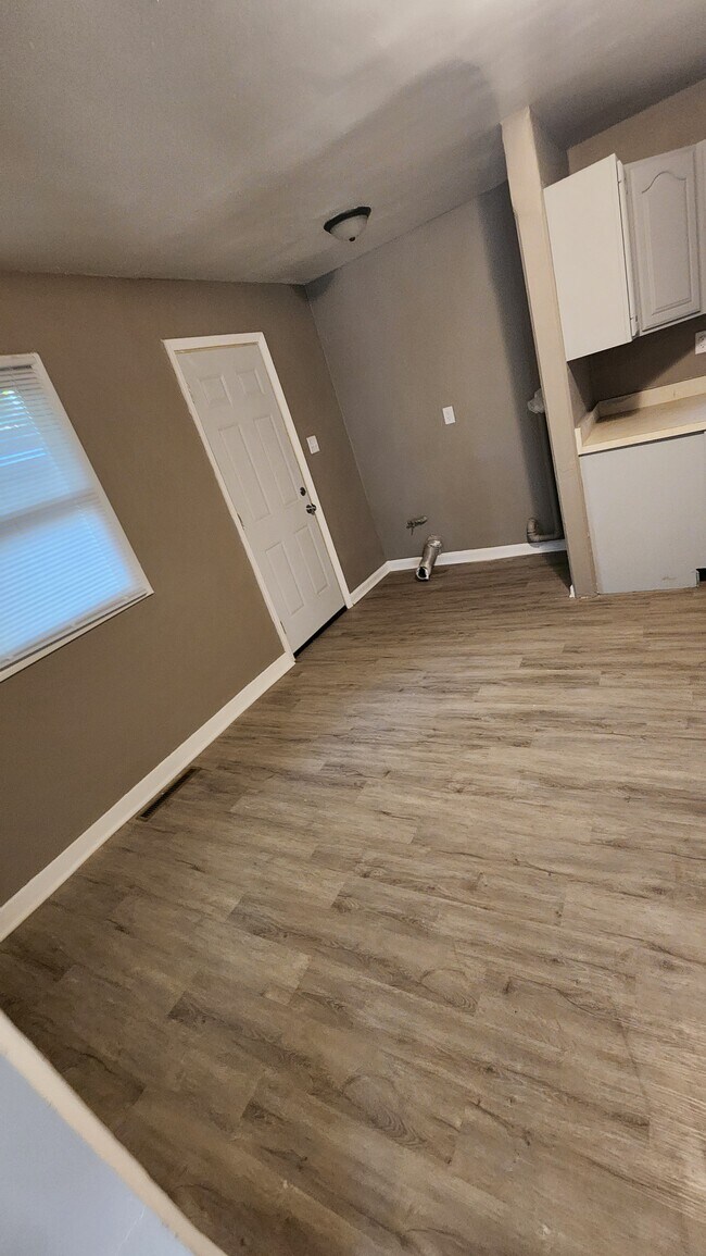 Building Photo - 864 E 35th Ct